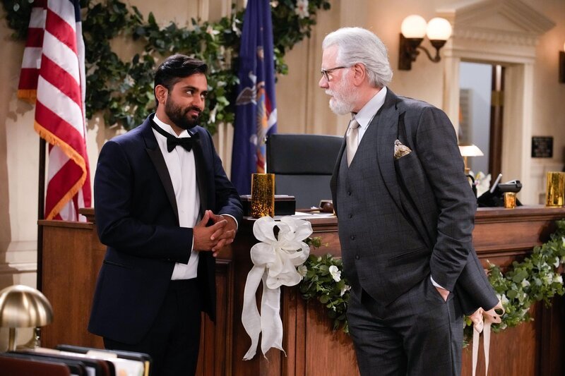 Kapil Talwalkar als Neil und John Larroquette als Dan Fielding (r.) – Bild: Warner Bros. Entertainment Inc. & Universal Television LLC. /​ Casey Durkin
