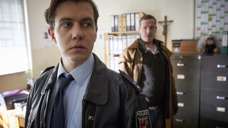 Dorfpolizist Udet (Niklas Kohrt, l.) wird von David Gruber (Gerty Zint, r.) erpresst. – Bild: MG RTL D /​ Guido Engels