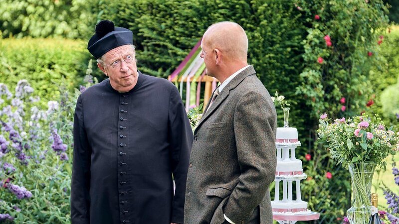 Father Brown (Mark Williams, l.) und Sergeant Goodfellow (John Burton, r.) – Bild: BBC Studios