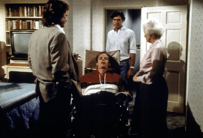 Jonathan (Michael Landon, l.) untersucht den apathischen George (Tim Choate), der entgegen den Erwartungen seines Bruders Paul (Joseph Culp, 2.v.r.) und seiner Mutter (Julianna McCarthy, r.) durchaus in der Lage ist, sie zu verstehen. – Bild: Worldvision Enterprises, Inc.