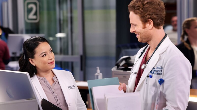 Chicago Med Staffel 8 Folge 18 Flirt in der Notaufnahme: T.V.Carpio als Dr. Grace Song, Nick Gehlfuss als Dr. Will Halstead – Bild: SRF/​NBC Universal