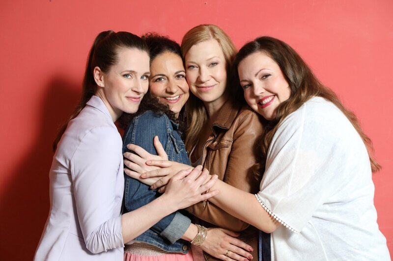 Die vier Freundinnen v.l.: Heike (Katrin Höft), Kaya (Shirin Soraya), Tina (Franziska Arndt) und Nadine (Sarah Victoria Schalow). – Bild: MG RTL D /​ Frank W. Hempel