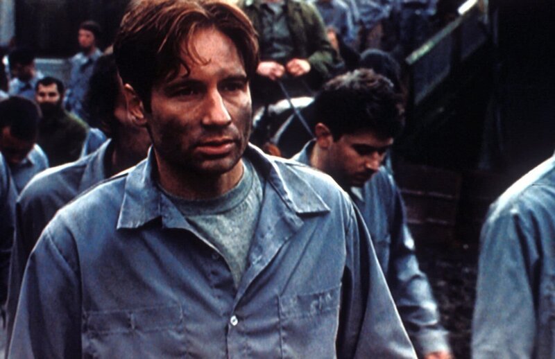 Mulder (David Duchovny) ist in ein russisches Arbeitslager geraten, dessen Insassen außerirdischen Viren ausgesetzt werden. – Bild: ProSieben MAXX