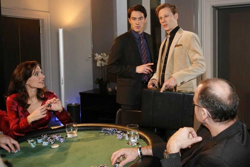 Mark ist voll und ganz mit der Organisation einer geheimen Pokerrunde im Hotel beschäftigt und ist überrumpelt, als Philip unangekündigt dazu erscheint. (v.li.) Diane Hutton (Annalena Duken), Mark (Arne Stephan) und Philip (Philipp Romann). – Bild: Mosch