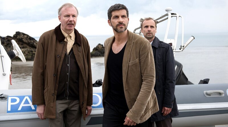 Überraschung am Boot der beiden Mordopfer? Kommissar Dupin (Pasquale Aleardi, Mitte), Inspektor Kadeg (Jan Georg Schütte, re.) und Bürgermeister Antoine Manet (Ludger Pistor, li.) aus – Bild: PLURIMEDIA (ARD Degeto /​ Wolfgang Ennenbach)