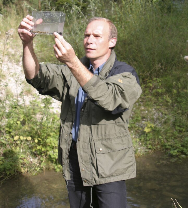 Der Huchen-Spezialist Oliver Born untersucht Kleinstlebewesen. – Bild: BR/​Oliver Born /​ ZDF und BR/​Oliver Born