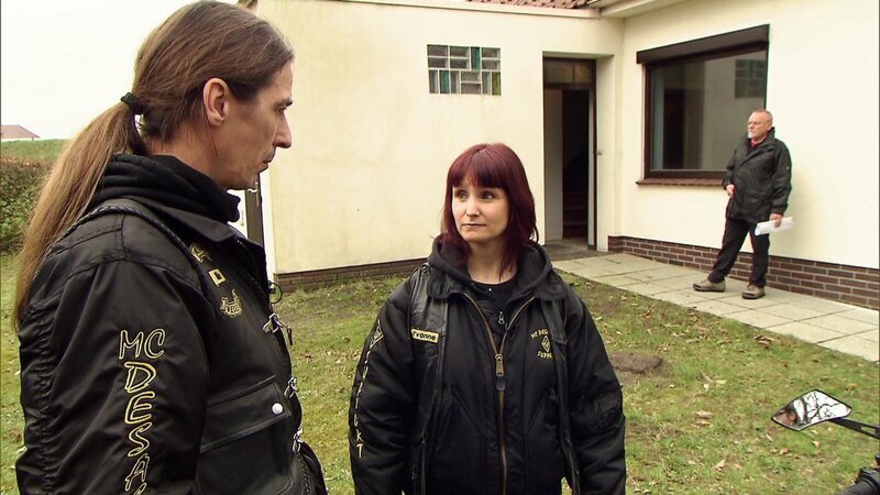 Mike und seine Lebensgefährtin Yvonne brauchen mehr Platz, vor allem für die Reparatur ihrer Motorräder. Nach langer Suche finden die begeisterten Biker endlich ihr Schnäppchenhaus. – Bild: RTL II