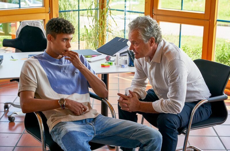 Noah Lang (Zethphan Smith-Gneist, l.), der Sohn des Regionalpolitikers gerät unter Verdacht. Doch er bekommt von seinem Vater Stefan Lang (Christoph Gareisen, r.) ein Alibi. – Bild: ORF/​Bavaria/​ARD/​SWR/​Nicolas Gradicsky