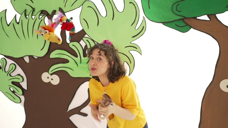 Die Sängerin Eva Sauter singt ein witziges Lied über einen Baum und seine Haare. – Bild: WDR/​Die Sendung mit dem Elefanten