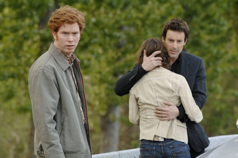 Chris (Gedeon Burkhard) und Hartmut (Niels Kurvin) haben Dr. Kamp (Margrit Sartorius) in Sicherheit gebracht. – Bild: RTL