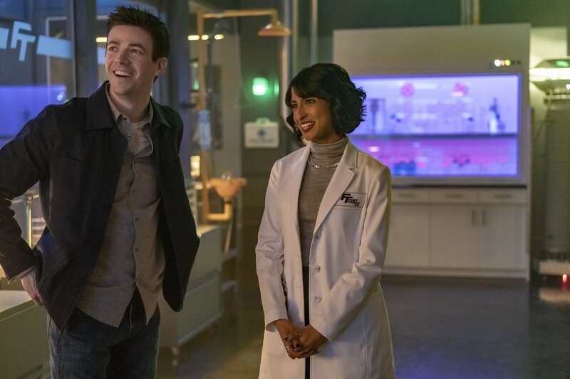 Barry Allen (Grant Gustin, l.); Dr. Meena Dhawan (Kausar Mohammed, r.) – Bild: DC Comics /​ Warner Bros. Entertainment Inc.