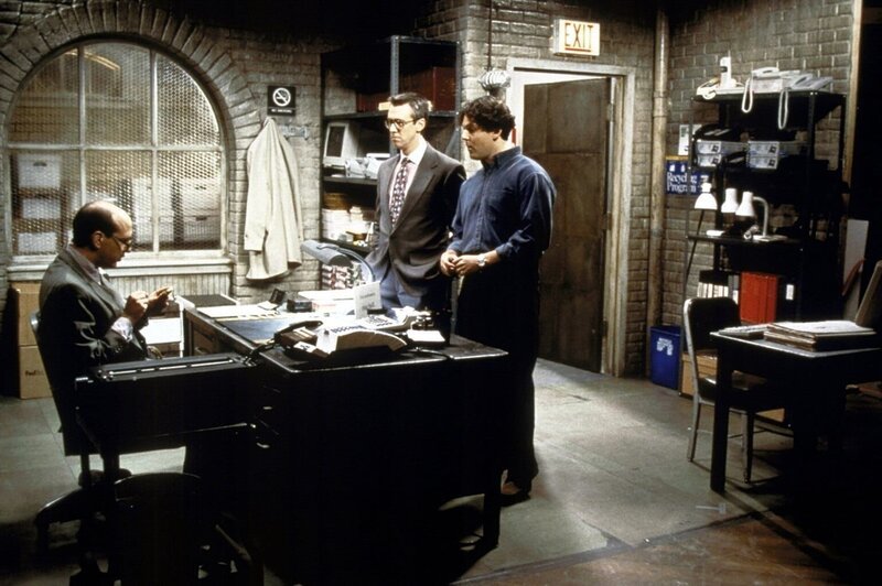 Beim Wettrennen ist ein Stuhl demoliert worden. Stuart (Alan Ruck, M.) und James (Alexander Gaberman, r.) müssen nun bei Walter (Sam Lloyd, l.) um Ersatz bitten. – Bild: ProSieben Fun