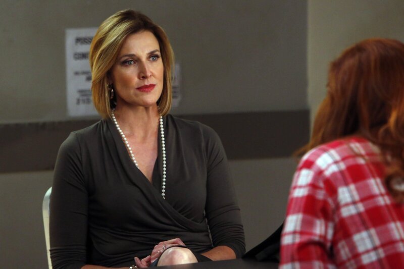 Hat Margot Preston (Brenda Strong, l.) etwas mit dem Mord an einer jungen Frau zu tun? Laura (Debra Messing, r.) und ihre Kollegen versuchen dies herauszufinden … – Bild: Warner Bros. Entertainment, Inc.