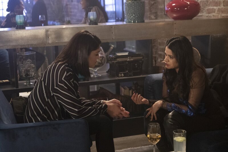 Niko Hamada (Ellen Tamaki, l.); Mel Vera (Melonie Diaz, r.) – Bild: The CW Network, LLC.