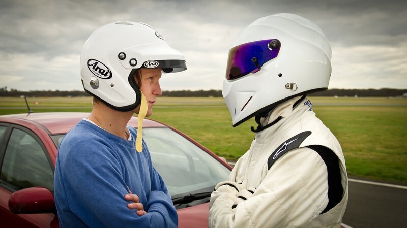 Matt Smith (l.), heutiger Protagonist in „Das preiswerte Auto“, mit „The Stig“. – Bild: RTL NITRO /​ BBC Worldwid