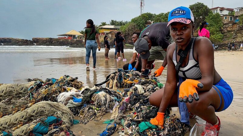 Iveth Stunner beim Beach Clean-Up – Bild: SRF