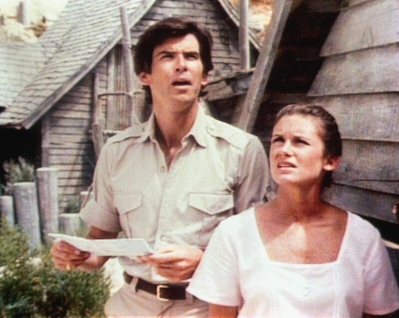 Laura (Stephanie Zimbalist) und Remington (Pierce Brosnan) müssen auf den griechischen Inseln einen komplizierten Fall lösen. – Bild: RTL NITRO