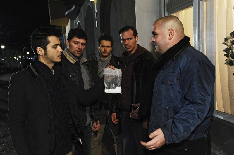 Nick (Björn Bugri, 2.v.l.) und Maik (Sebastian König, l.) gelingt es auf ungewöhnliche Art und Weise, Enrique (Jacob Weigert, M.) aus der brenzligen Situation mit den Geldeintreibern herauszuholen … – Bild: SAT.1 /​ Claudius Pflug Eigenproduktionsbild frei