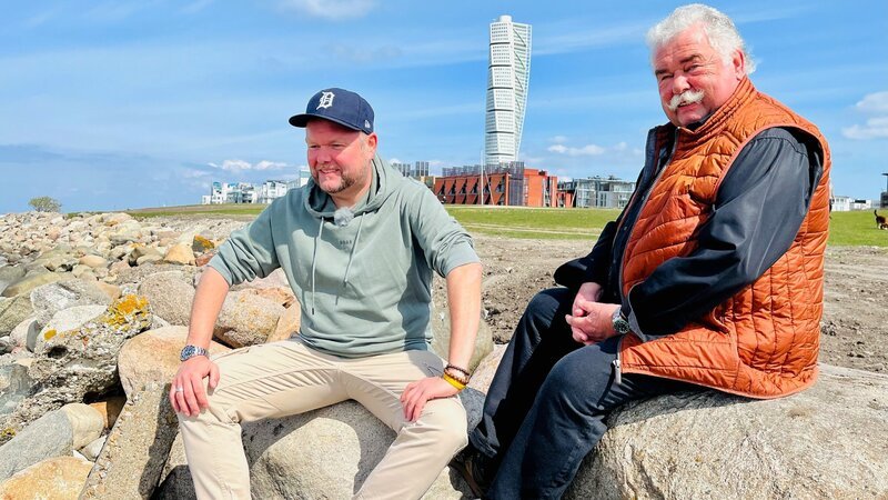 Sascha Stemberg (l.) und Walter Stemberg in Malmö, Schweden. – Bild: RTL /​ Endemol Shine /​ Florian Schuchmann /​ Tim Mälzer vs. Die Stembergs