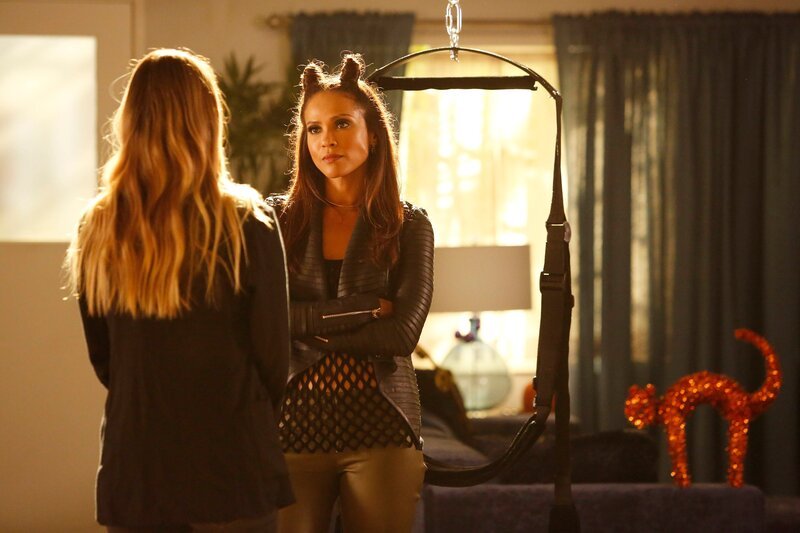 Maze (Lesley-Ann Brandt) nimmt Trixie mit auf Halloween-Tour und enthüllt einen Teil ihres wahren Gesichts. – Bild: RTL