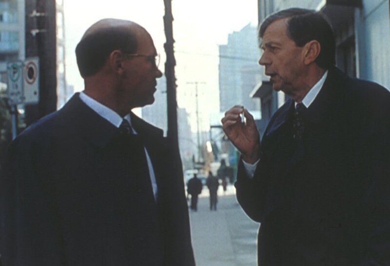 Walter S. Skinner (Mitch Pileggi, l.) wird vor seinem Haus von dem CIA-Mann (William B. Davis) angesprochen. Ein Mann war von Skinners Balkon gestürzt … – Bild: ProSieben MAXX