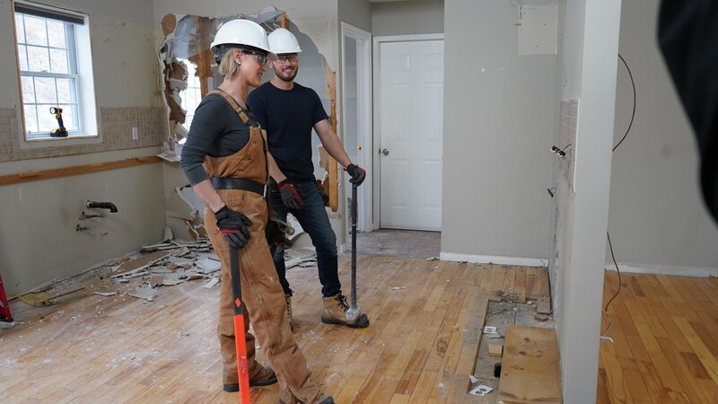 Carolyn Wilbrink (l.); Billy Pearson (r.) – Bild: Farmhouse Facelift 3 TV Inc.