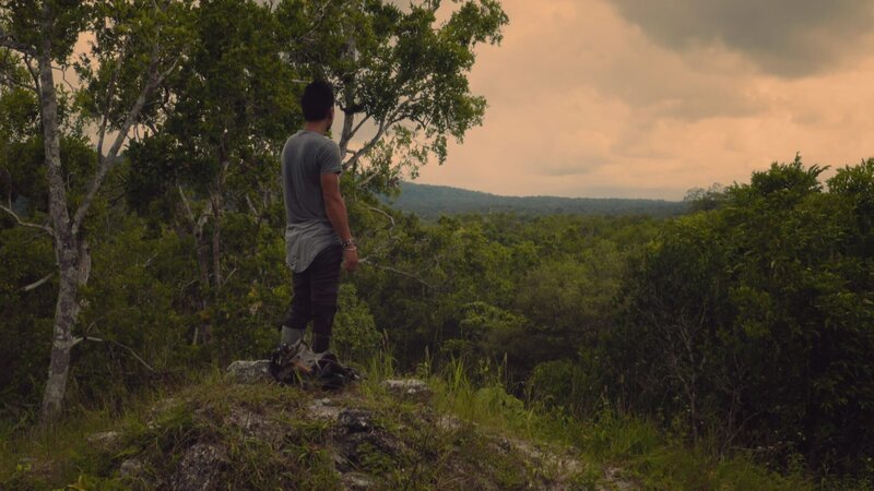 Presenter Albert Lin looks out at the dense Guatemalan jungle. – Bild: National Geographic