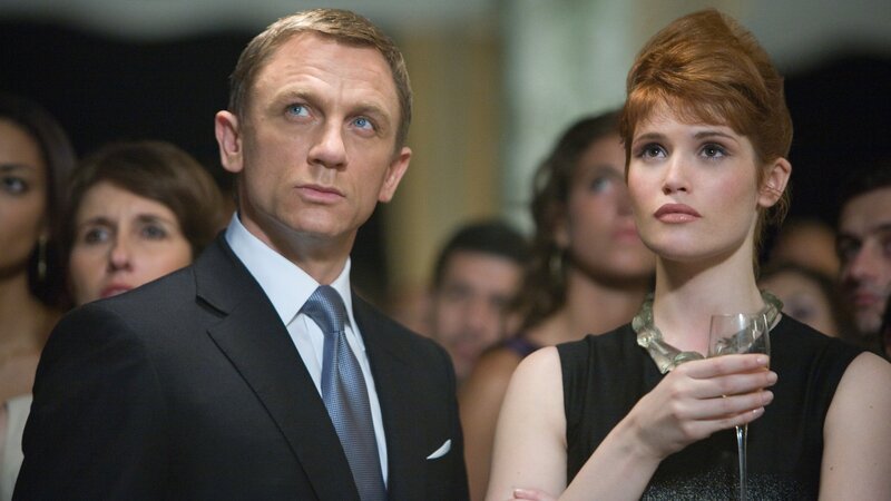 James Bond (Daniel Craig) und MI6 Agent Fierlds (Gemma Arterton) – Bild: RTL II