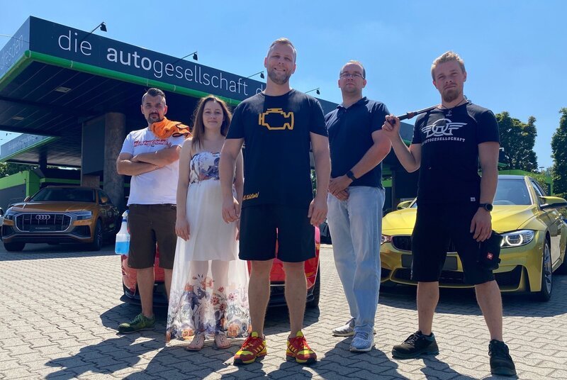 Enrico Tetzlaff (m.) und sein Team – Bild: Sport1