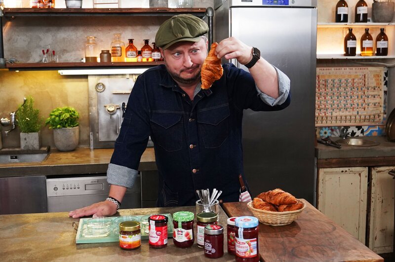 Zuckerreduzierter Fruchtaufstrich mit der Extraportion Frucht aufs Croissant? Fehlanzeige! Sebastian Lege zeigt, warum die hohen Preise der Light-Varianten nicht gerechtfertigt sind. – Bild: ZDF und Oscar Rindlisbacher
