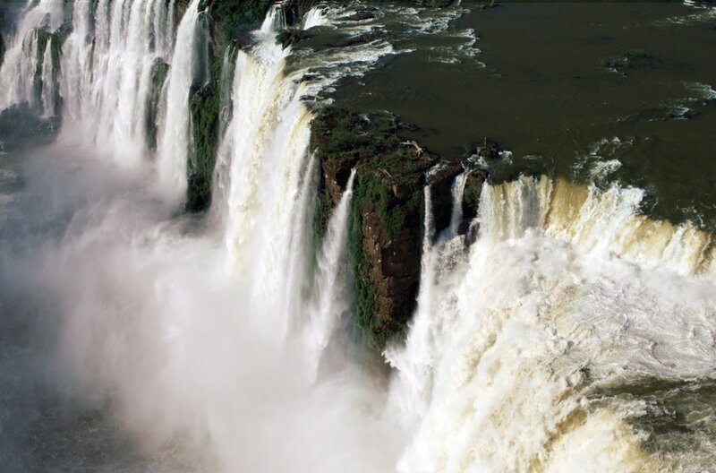 An den Iguazú-Wasserfällen stürzen jede Sekunde bis zu sechs Millionen Liter Wasser in die Tiefe. – Bild: Light & Shadow/​Christian Baumeister
