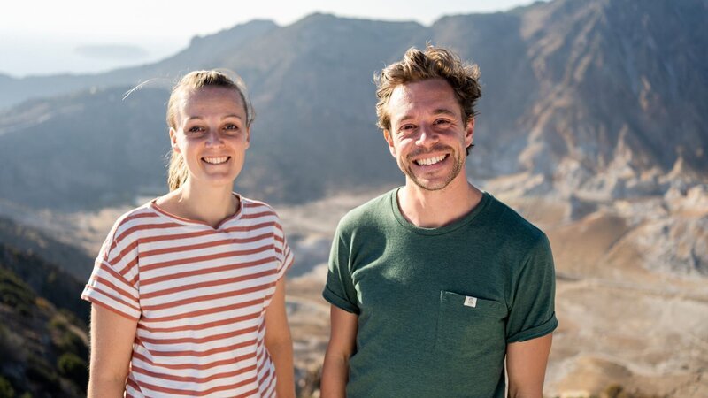Tobi schaut sich mit Vulkanforscherin Katharina an, wie die Insel Nisyros entstanden ist und besucht einen aktiven Vulkan. – Bild: BR/​megaherz gmbh/​Hans-Florian Hopfner