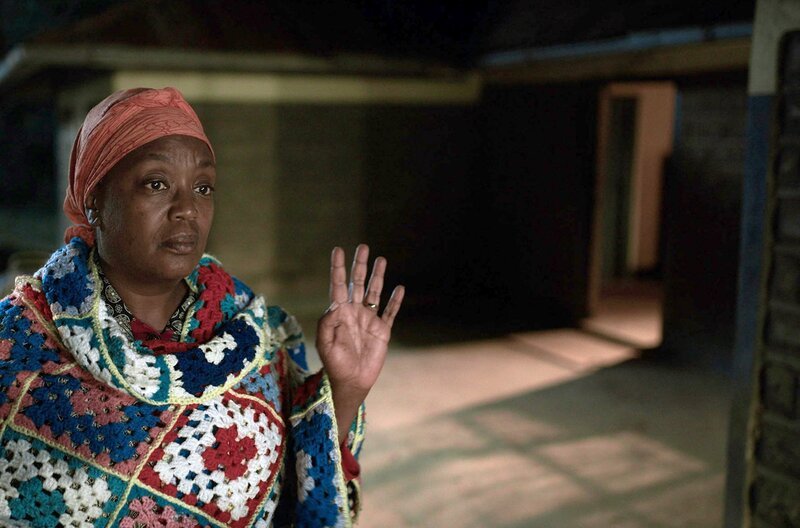 Esther (Mumbi Kaigwa) verabschiedet Akisa. – Bild: good karma fiction/​ZDF/​ARTE