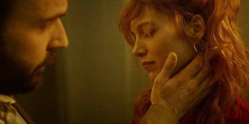 V.l.: Manuel (Antoine Gouy) und Anna (Erika Sainte). – Bild: RTL /​ © Nextepisode /​ Neue Identität