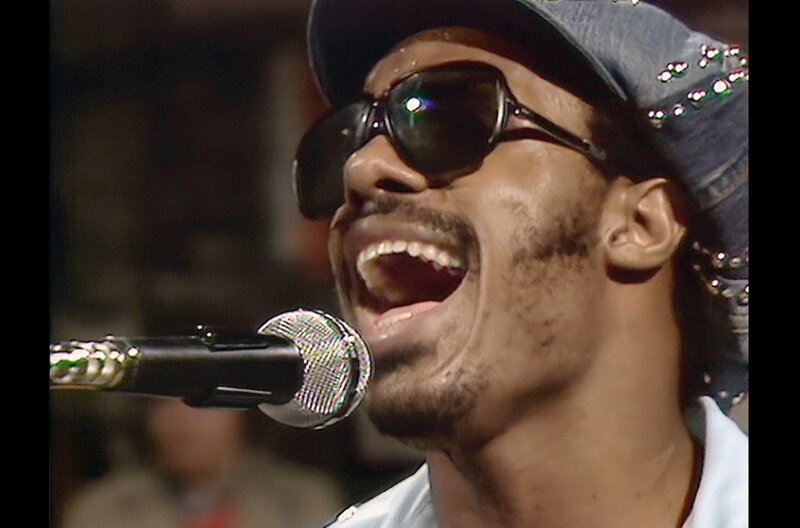 Stevie Wonder 1974 im „Musikladen“ in Bremen: Heute gilt die TV-Aufnahme als eines seiner besten Live-Konzerte. – Bild: Radio Bremen