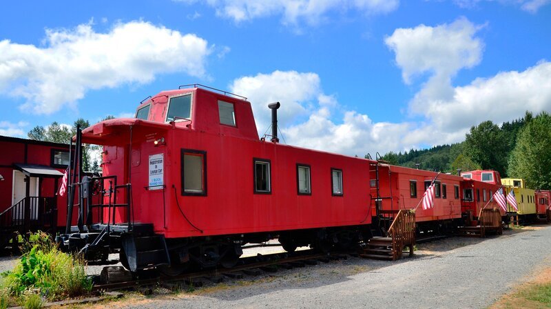 Übernachten kann man im 28-Seelen-Ort Elbe in einem Caboose Hotel, also einem Hotel aus alten Güterzugbegleitwagen. – Bild: SWR