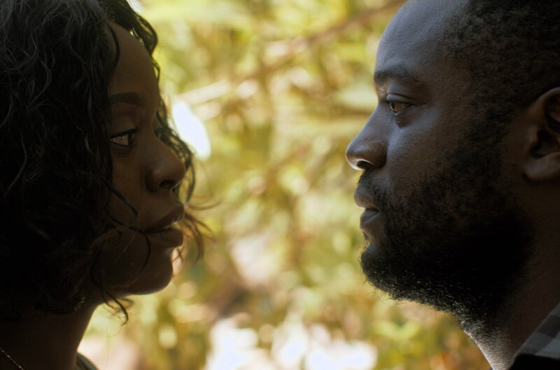 Wiedersehen nach zehn Jahren: Akisa (Melissa Kiplagat) trifft auf ihre Jugendliebe Kyalo (Melvin Alusa). – Bild: good karma fiction/​ZDF/​ARTE