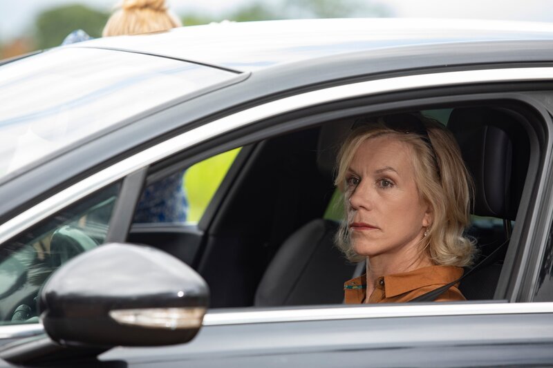 Die Ex-Frau des Opfers Natasha Carlton (Juliet Stevenson) verfolgt die Ermittlungen mit besonderem Interesse. Denn für sie geht es um mehr, als man denkt. – Bild: ORF/​BBC/​Red Planet Pictures/​Denis Guyenon