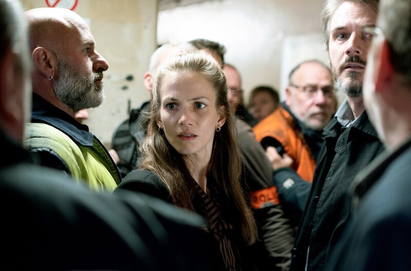 Emma Leprieur (Margot Bancilhon) erfährt von der Razzia im Hafen. – Bild: Alexandra Fleurantin
