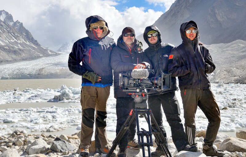 Das Team am Quellgletscher des Brahmaputra (v. li. n. re.): Klaus Feichtenberger, Hubert Doppler, Hans Hornberger, Guan Say (chinischer Mitarbeiter) . – Bild: ORF/​Pre TV/​Klaus Feichtenberger