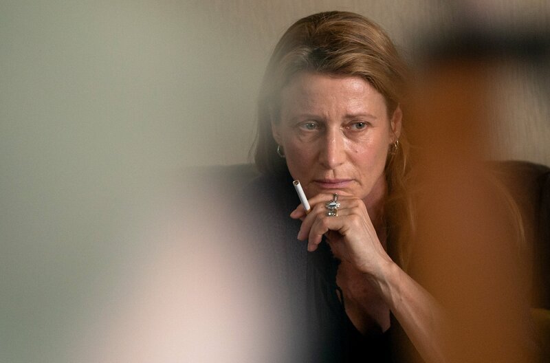 Laurence Leprieur (Astrid Whettnall) ist am Boden zerstört, nachdem sie die Nachricht der Polizei erhält. – Bild: Alexandra Fleurantin