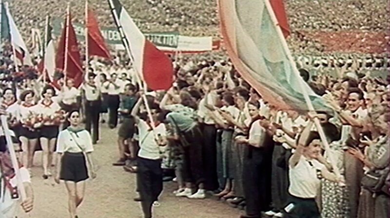 1949⁠–⁠1952: Die Berlin-Blockade endet, doch die doppelte Staatsgründung zerreißt die Stadt immer mehr. Zehntausende Berliner werden zu Grenzgängern zwischen Ost und West. Eine Berlin-Chronik der Superlative: Von der Nachkriegszeit bis in die Gegenwart, 1945⁠–⁠2020. Insgesamt 64 Folgen pralles Berlin. – Weltfestspiele der Jugend und Studenten in Ost-Berlin. – Bild: rbb/​DEFA-Stiftung