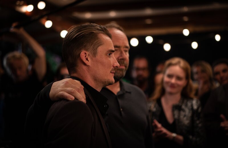Pierre Leprieurs (Olivier Gourmet, re.) 60. Geburtstag: Sein ältester Sohn Jean (Pierre Lottin, li.) hält eine Rede. – Bild: Alexandra Fleurantin