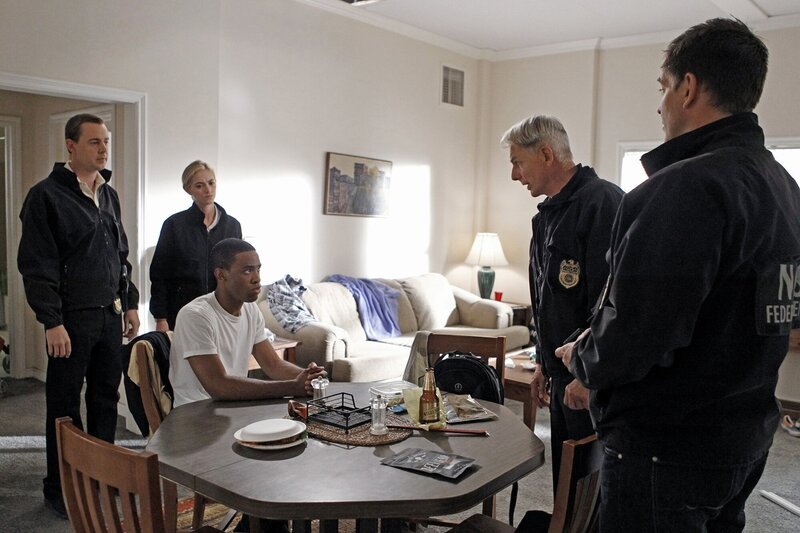 Was weiß Leutnant Burke (Titus Makin Jr., 3.v.l.) über den Mord an einem Marineoffizier? McGee (Sean Murray, l.), Bishop (Emily Wickersham, 2.v.l.), Gibbs (Mark Harmon, 2.v.r.) und DiNozzo (Michael Weatherly, r.) nehmen ihn unter die Lupe … – Bild: PLURIMEDIA (CBS Entertainment)