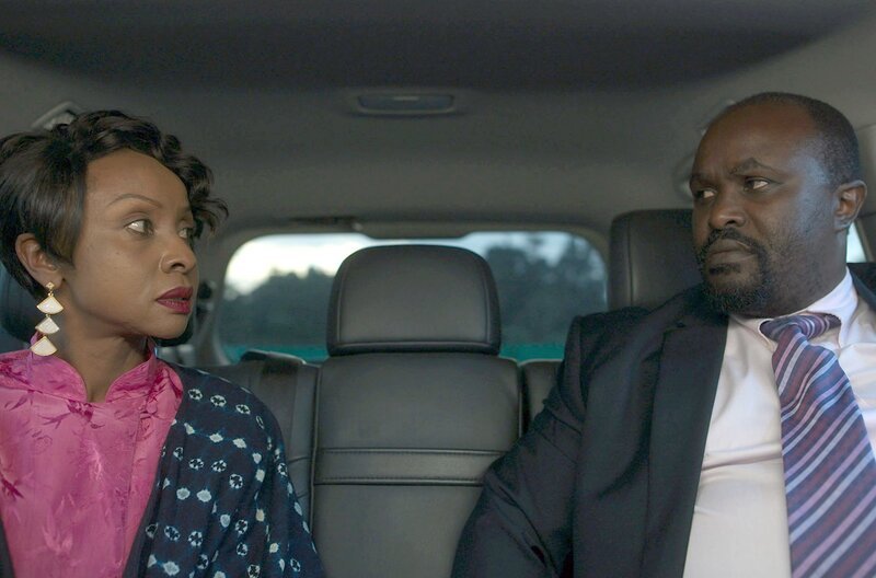 Vivienne (Nini Wacera) versucht, vom Governor von Tsilanga (Peter Nzioki) die fehlende Schürflizenz zu bekommen. – Bild: good karma fiction/​ZDF/​ARTE