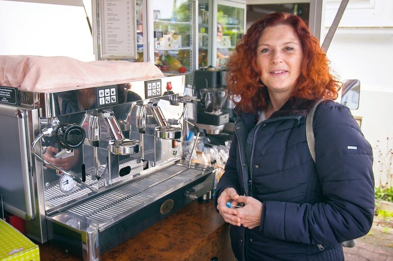Mirabelle Caboussat fährt zweimal die Woche mit dem Kaffeemobil auf den Markt. – Bild: SRF