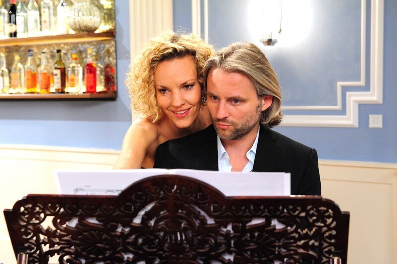 ARD STURM DER LIEBE FOLGE 1618. Bei ihrer Probe flirtet Natascha (Melanie Wiegmann, l.) heftig mit Michael (Erich Altenkopf, r.). – Bild: ARD/​Ann Paur