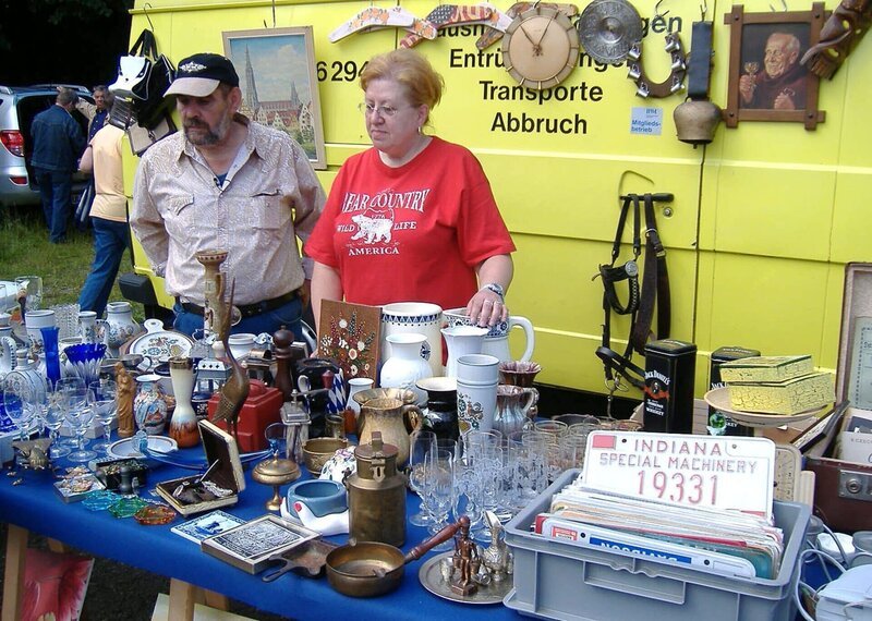Mandy (59) und seine Frau Elsy (56) versuchen auf dem Flohmarkt etwas Geld für ihren Trödel zu bekommen. Schließlich soll davon eine Reise in die USA finanziert werden. – Bild: RTL II