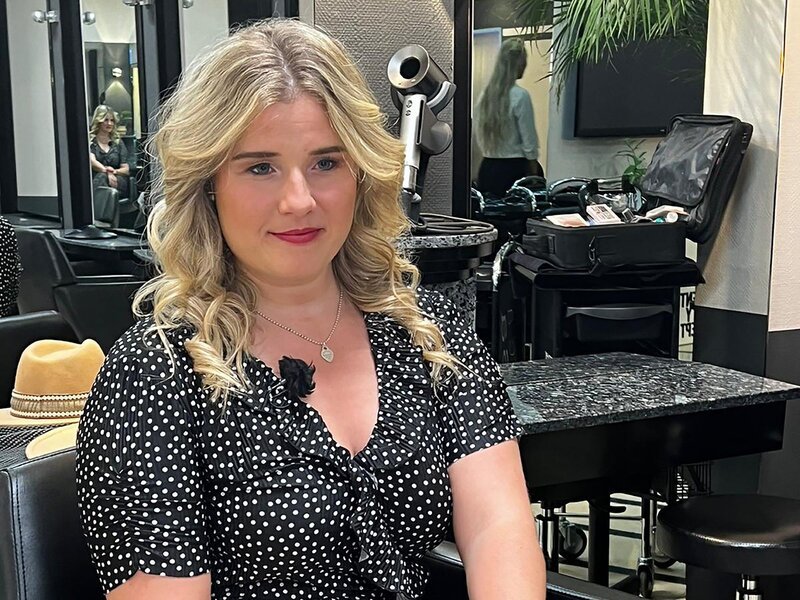Kandidatin Vera – Bild: RTL /​ Constantin Ent. /​ Motto in Düsseldorf: Gewagte Kombi! Kreiere einen Sommerlook mit Sandalen und Socken!, Tag 1: Vera