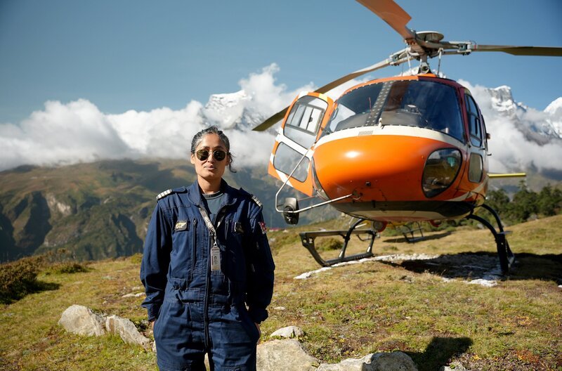 Priya Adhikari ist Nepals einzige Helikopterpilotin, die in den extremen Höhen des Himalayas fliegt. Häufig sind ihre Flüge Rettungseinsätze, um verunglückte Bergsteiger in Sicherheit zu bringen. – Bild: Jörg Daiber